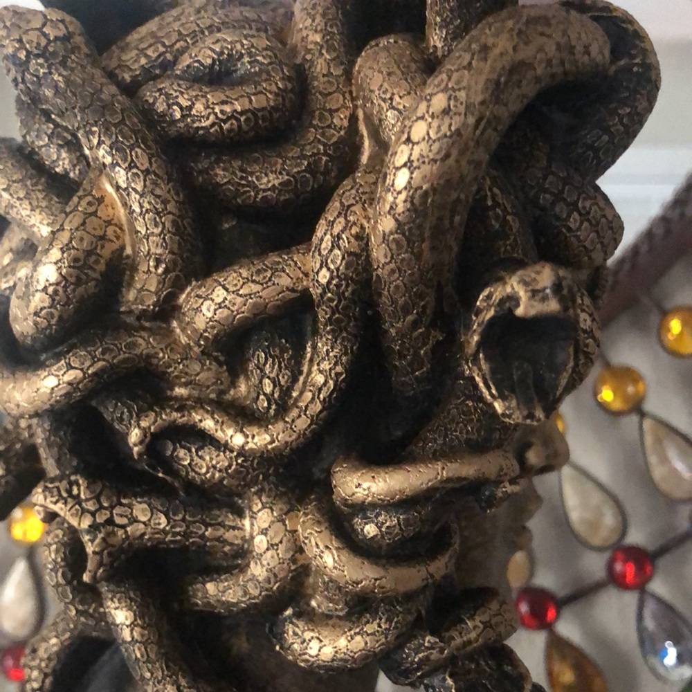 NWT Medusa Bust Figurine in Antique Gold Finish w/ Snakes & Light Up Eyes - Picture 9 of 10